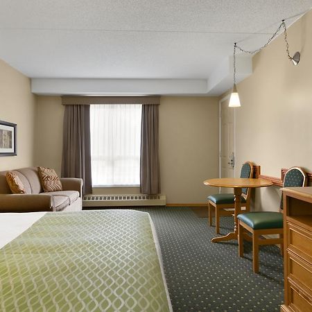 Colonial Square Inn & Suites Saskatoon Bagian luar foto