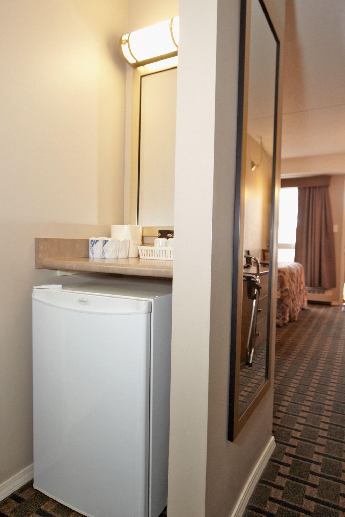 Colonial Square Inn & Suites Saskatoon Bagian luar foto