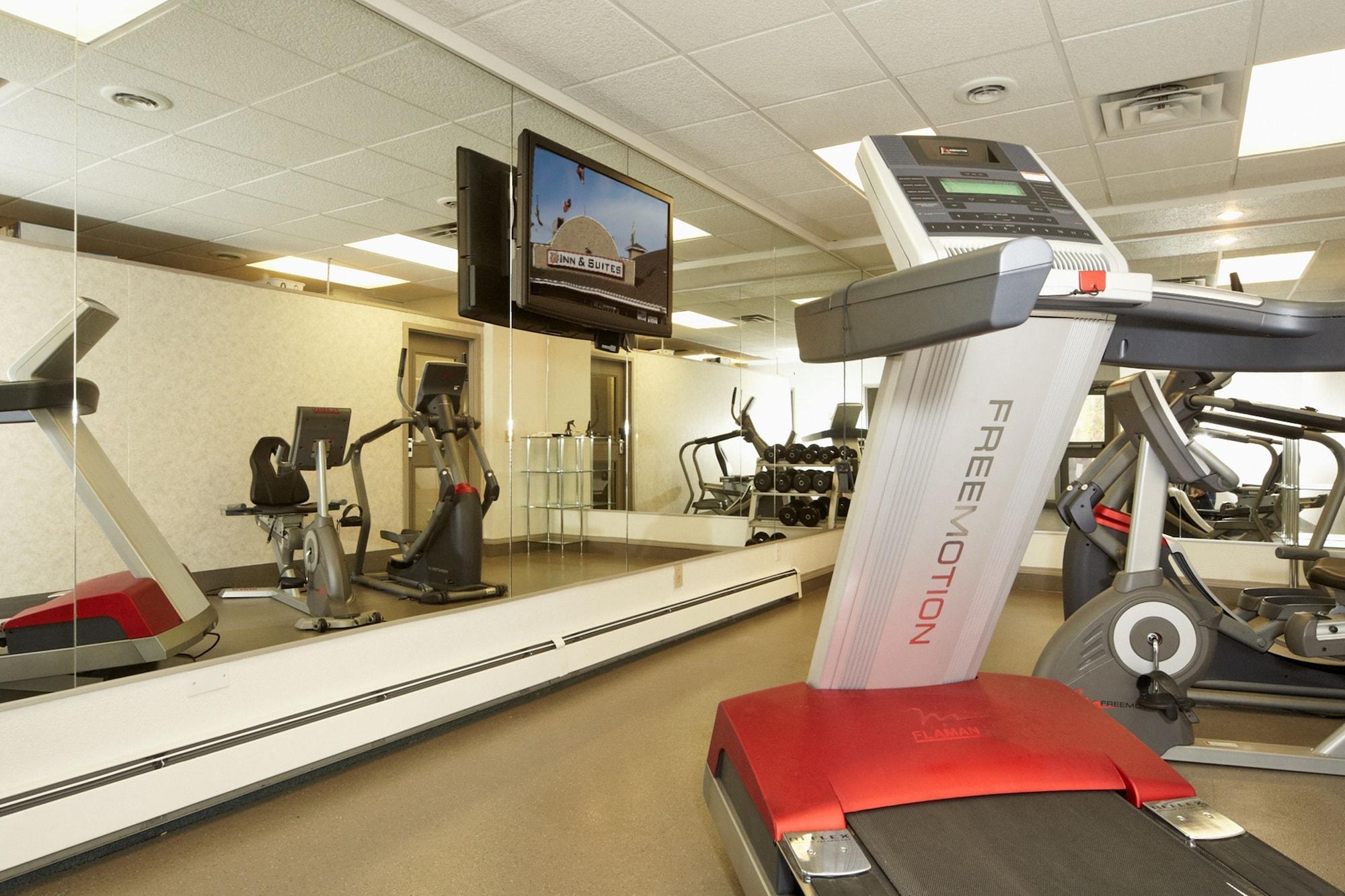 Colonial Square Inn & Suites Saskatoon Bagian luar foto