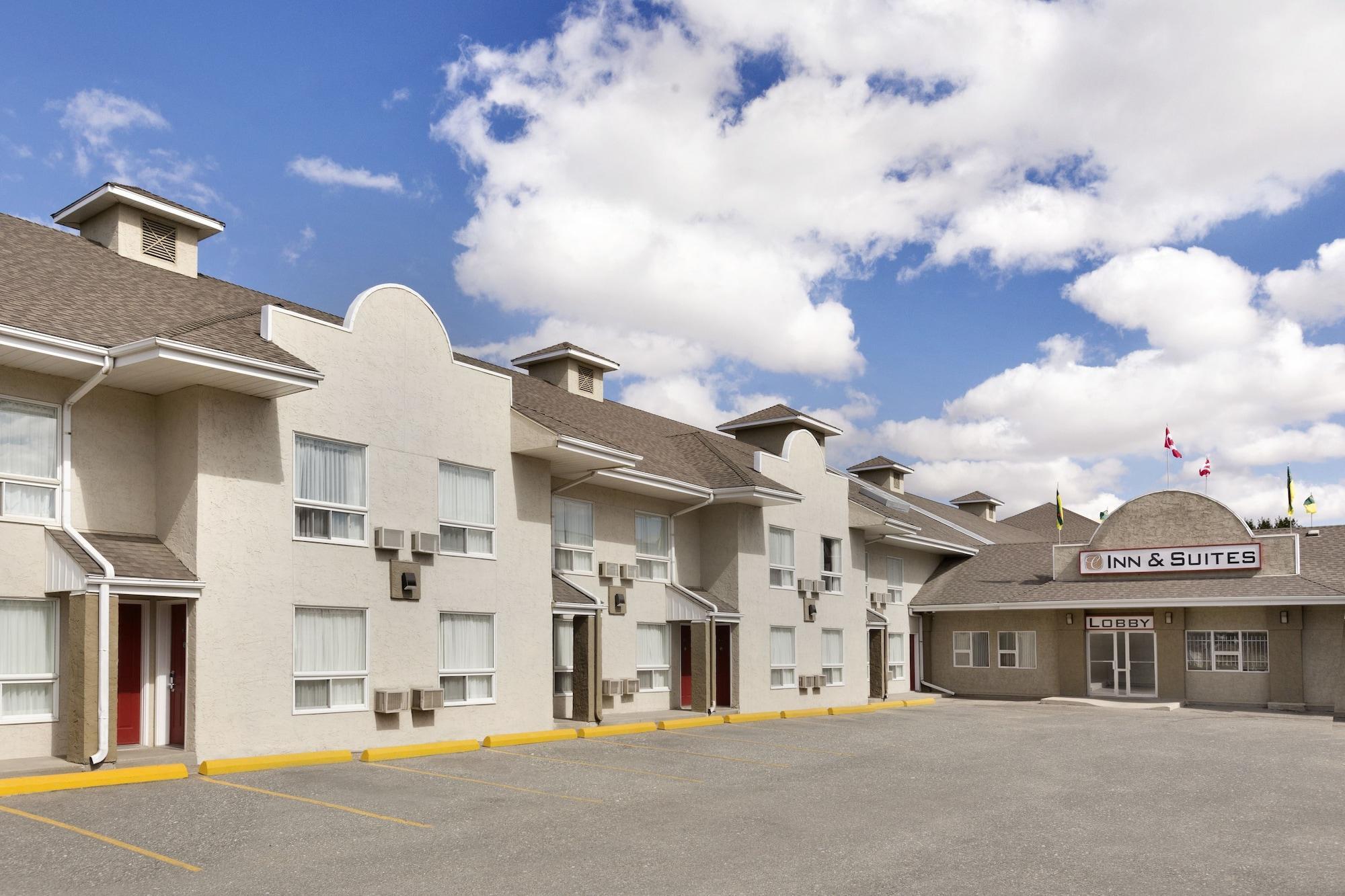 Colonial Square Inn & Suites Saskatoon Bagian luar foto