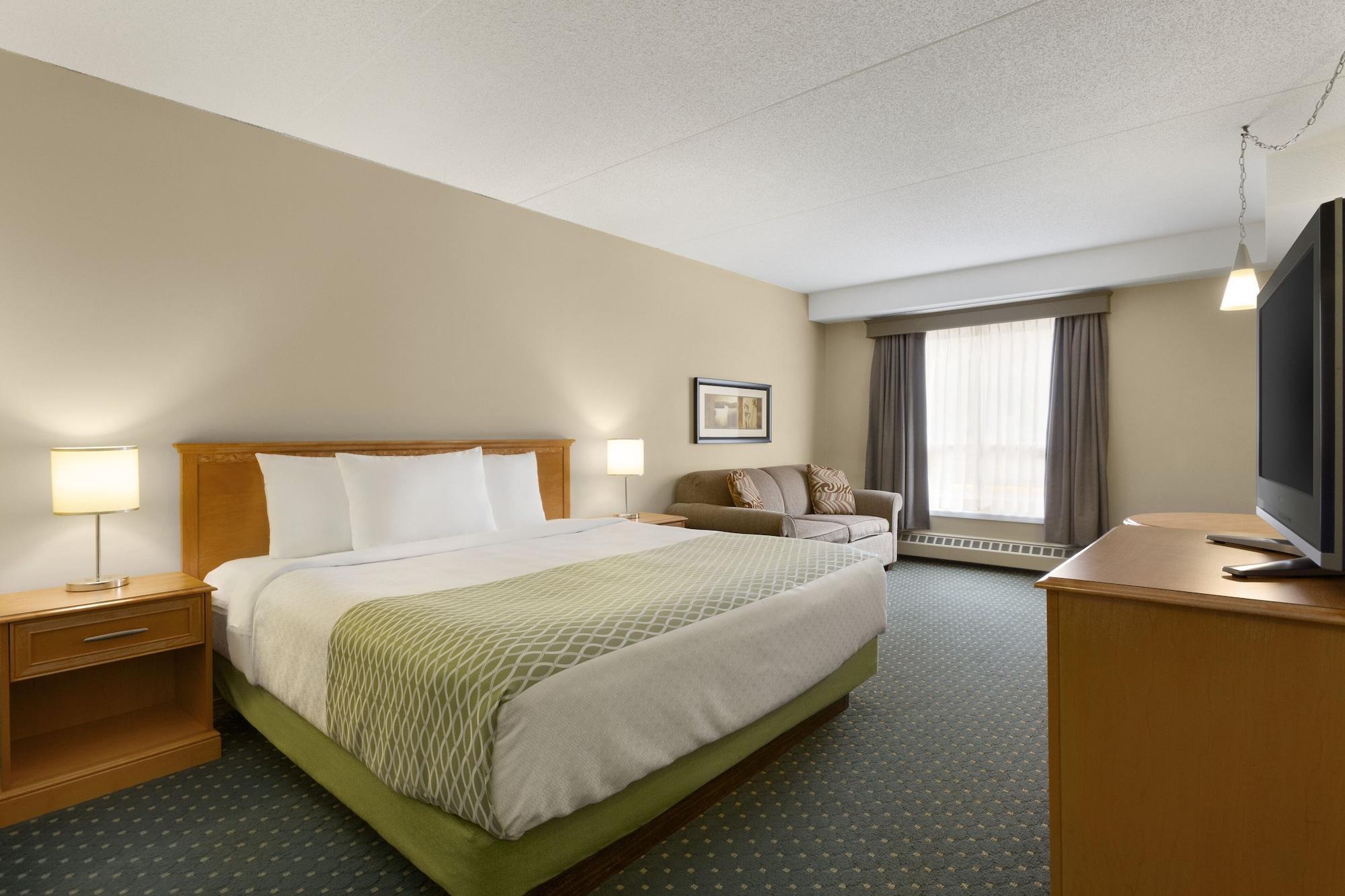 Colonial Square Inn & Suites Saskatoon Bagian luar foto
