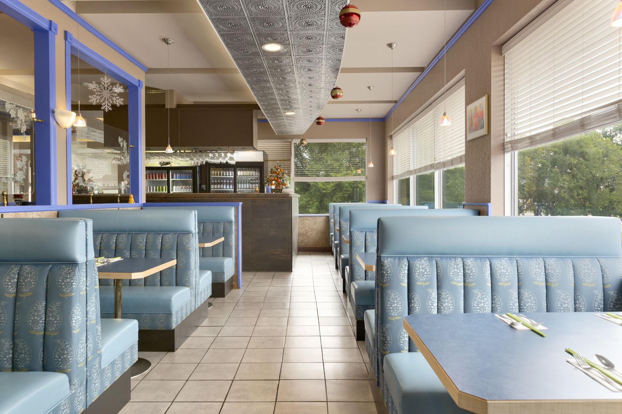 Colonial Square Inn & Suites Saskatoon Bagian luar foto