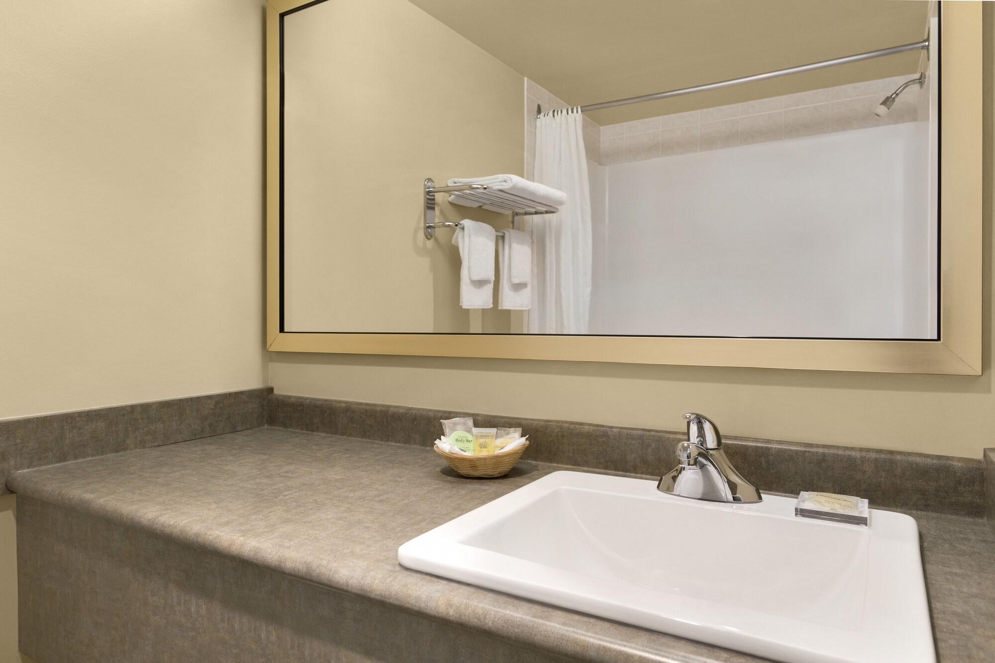 Colonial Square Inn & Suites Saskatoon Bagian luar foto