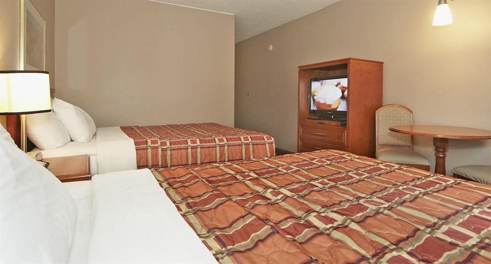 Colonial Square Inn & Suites Saskatoon Bagian luar foto