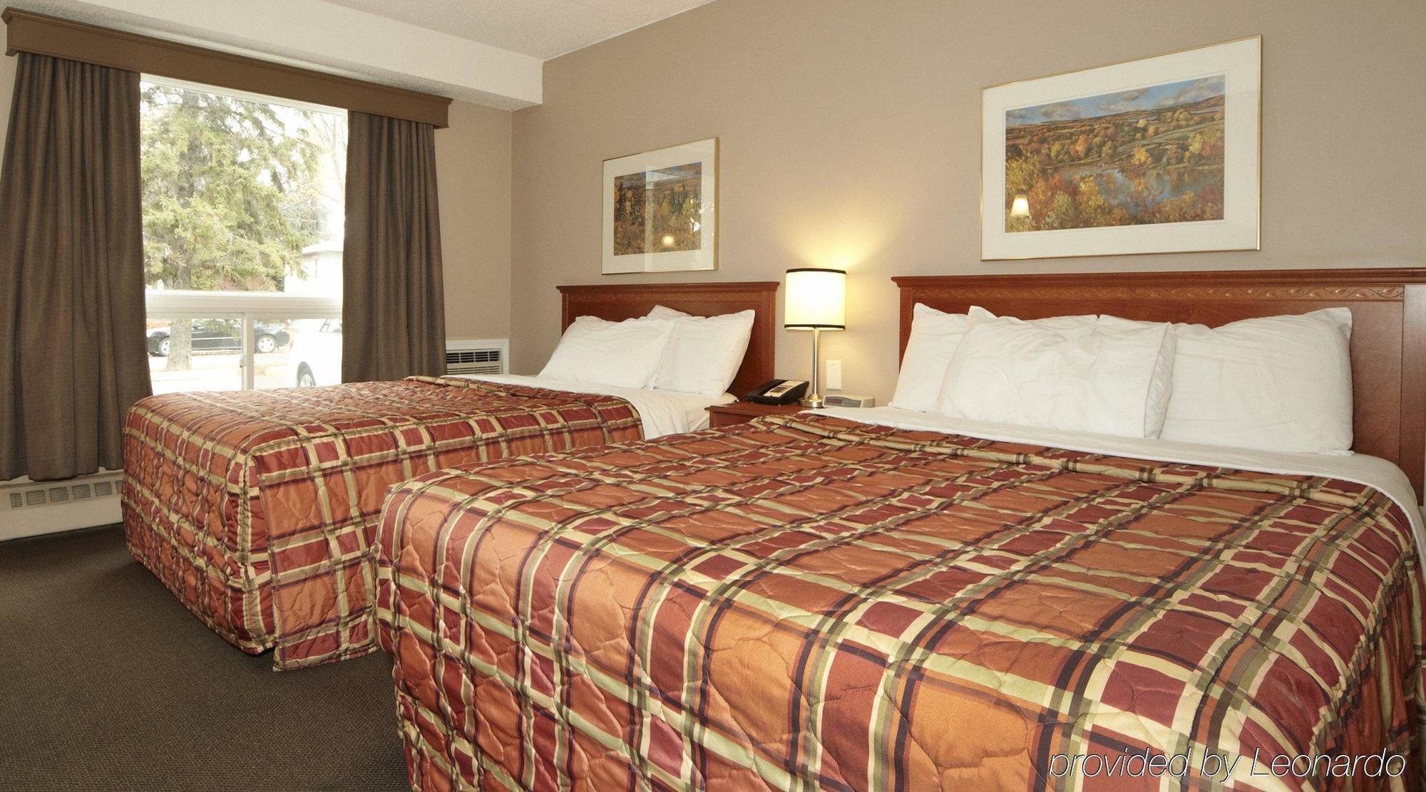 Colonial Square Inn & Suites Saskatoon Bagian luar foto