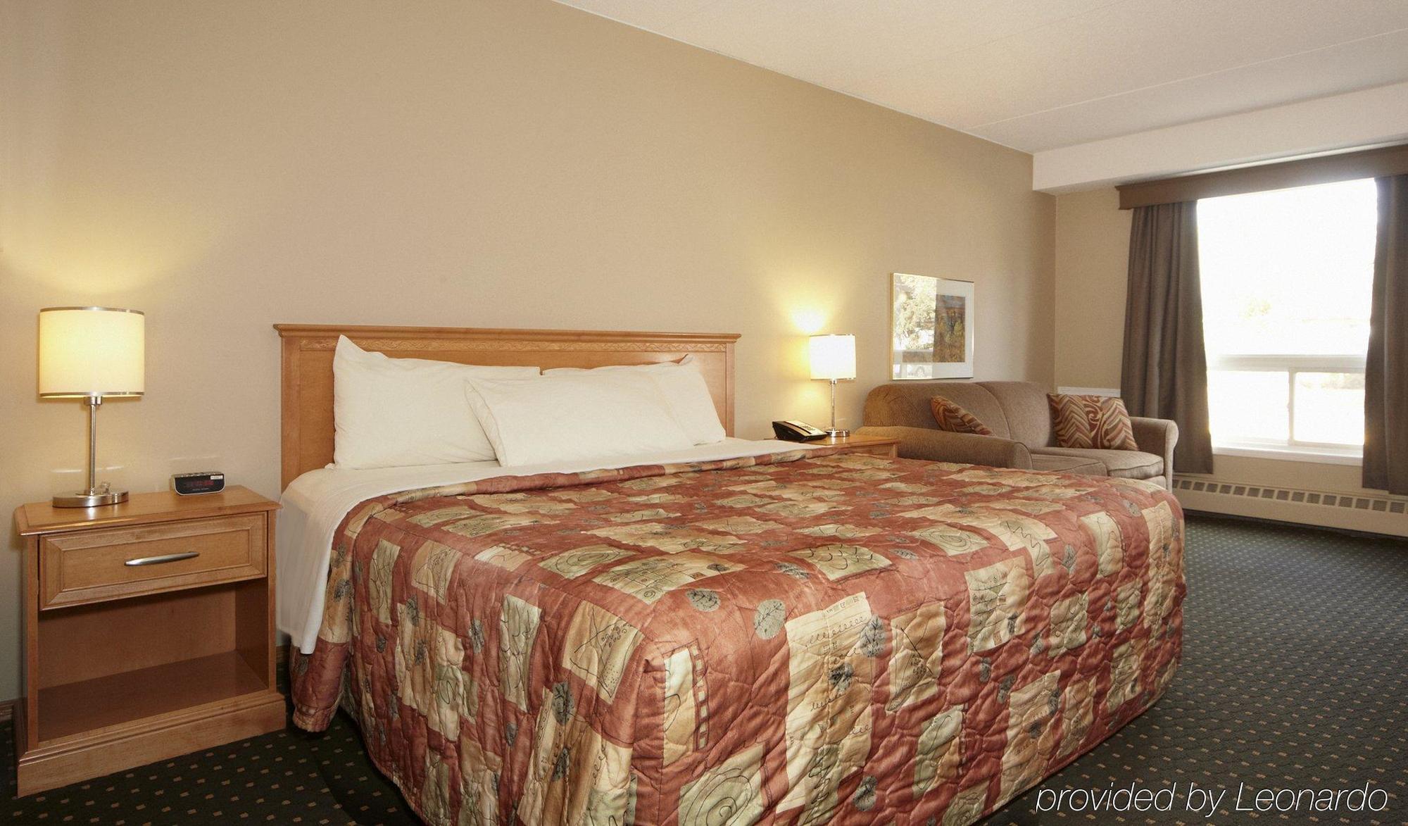 Colonial Square Inn & Suites Saskatoon Bagian luar foto