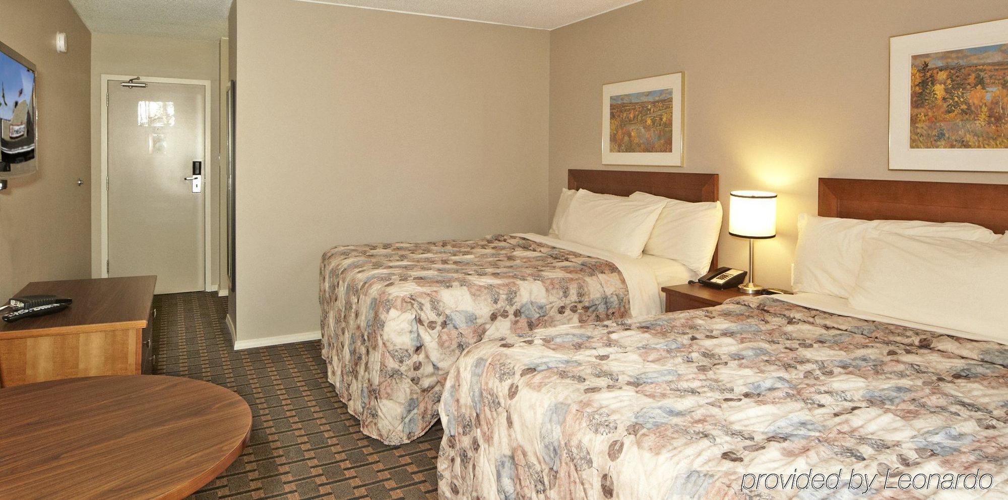 Colonial Square Inn & Suites Saskatoon Bagian luar foto