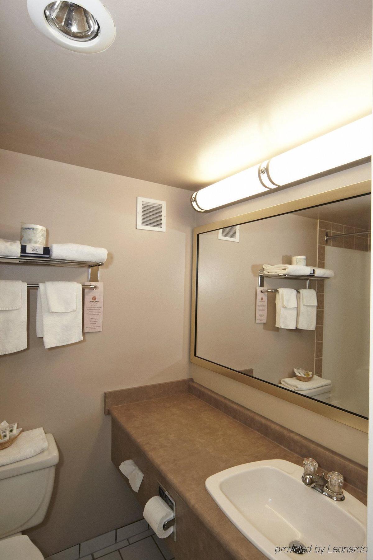 Colonial Square Inn & Suites Saskatoon Bagian luar foto