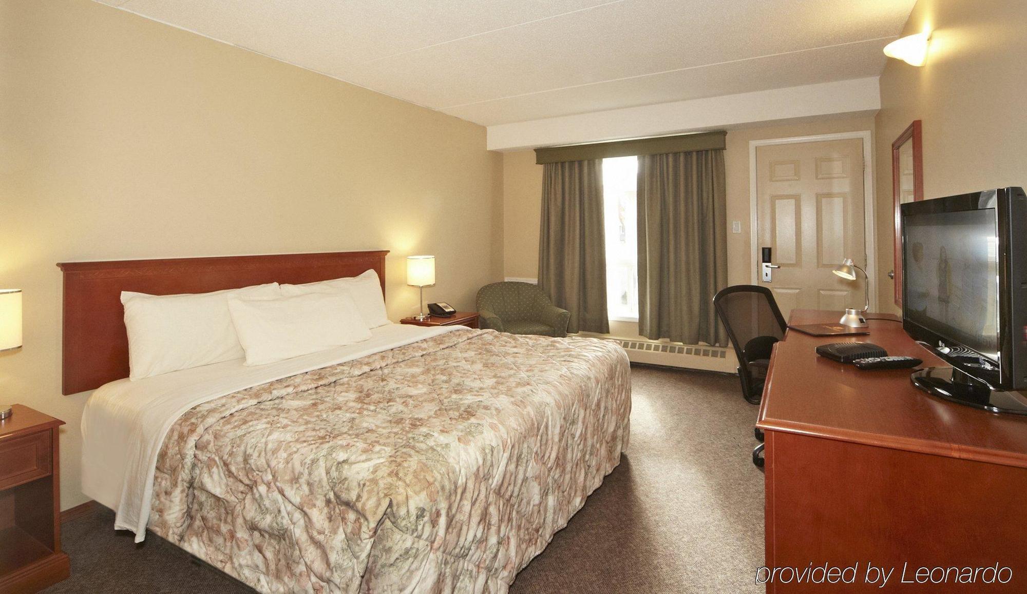 Colonial Square Inn & Suites Saskatoon Bagian luar foto