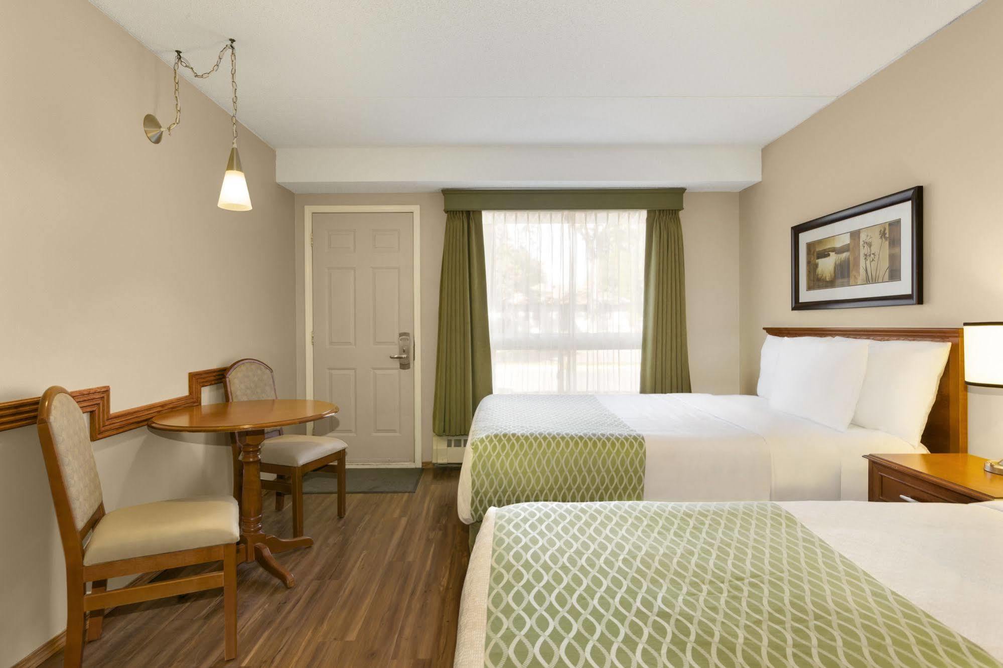 Colonial Square Inn & Suites Saskatoon Bagian luar foto