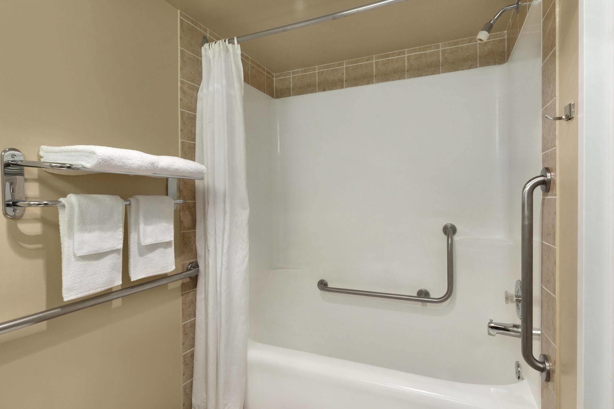 Colonial Square Inn & Suites Saskatoon Bagian luar foto