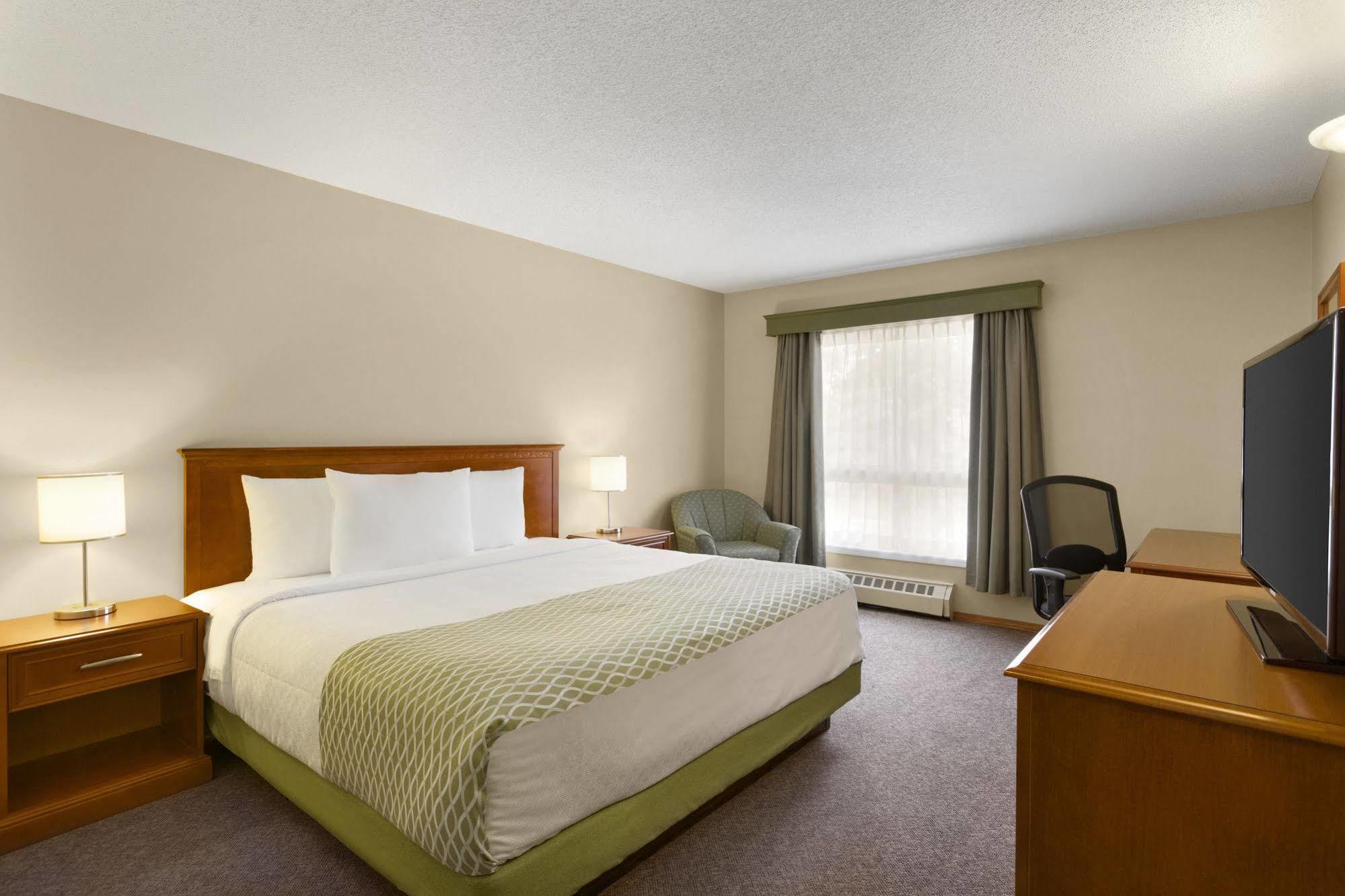 Colonial Square Inn & Suites Saskatoon Bagian luar foto